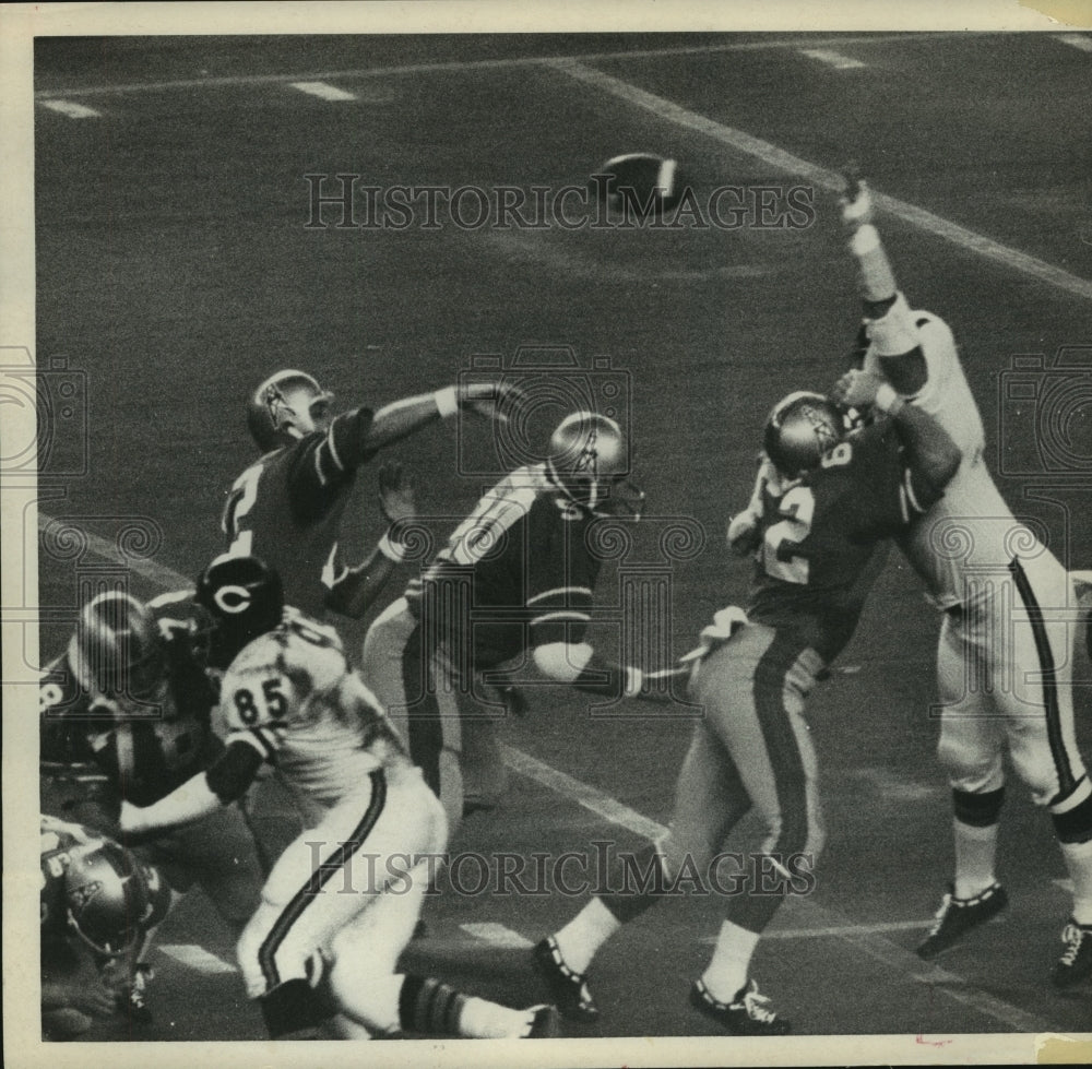 1970 Press Photo Houston Oilers quarterback Charley Johnson launches a pass.- Historic Images