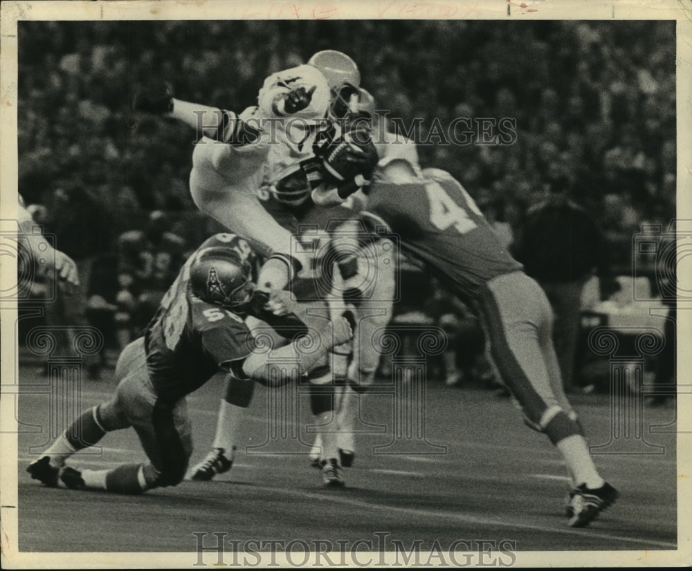 1970 Press Photo Houston Oilers&#39; defense puts hit on leaping Browns&#39; Leroy Kelly- Historic Images