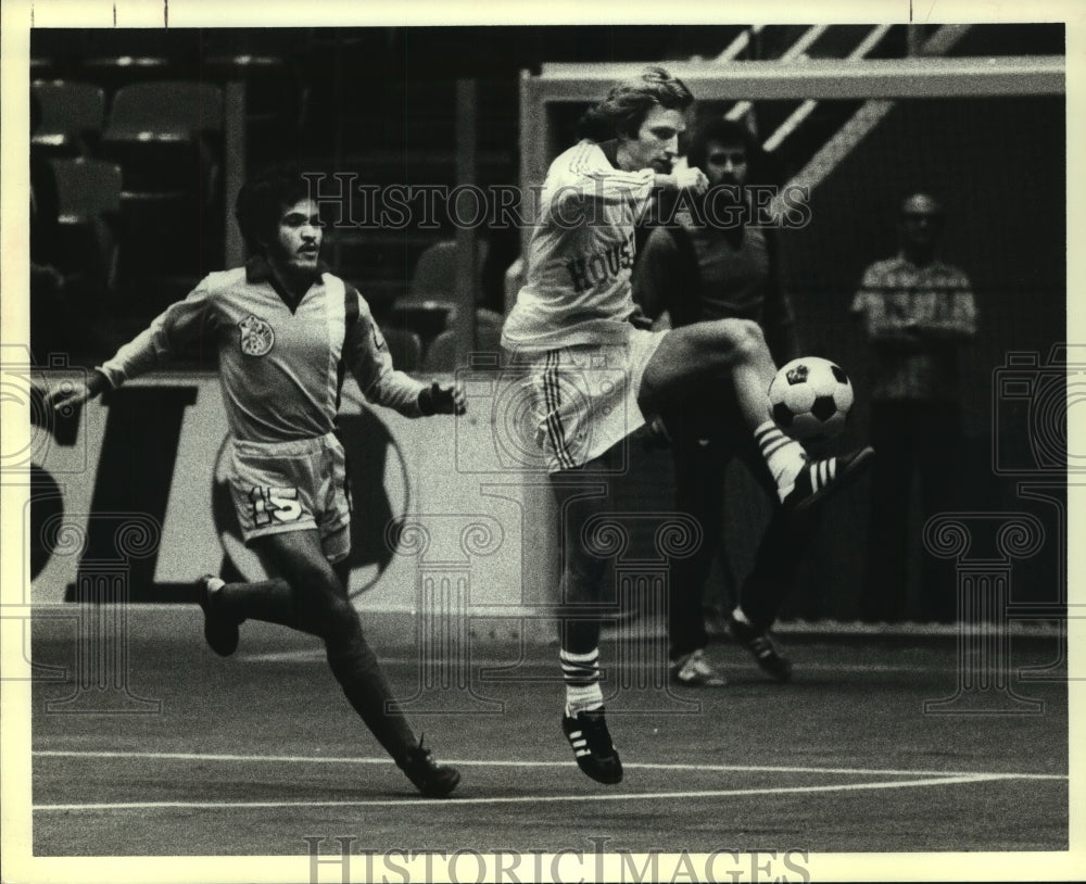 1978 Press Photo Houston Hurricane&#39;s Eduardo Marasco clears ball away from goal- Historic Images