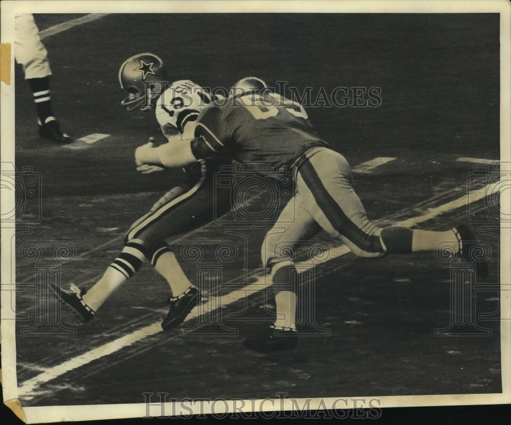 1970 Press Photo Houston Oilers&#39; Terry Stoepel sacks Dallas&#39; Roger Staubach.- Historic Images