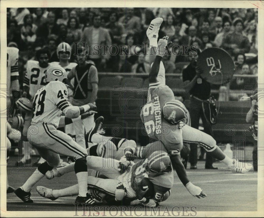 1972 Press Photo Houston Oilers&#39; Tom Funchess flies after missing a block.- Historic Images