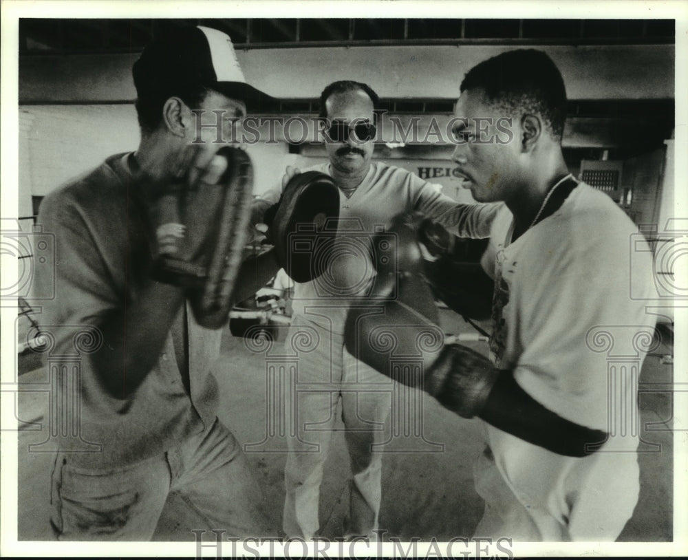 1989 Press Photo Heights Gym trainer Willie Savannah with McCall and Goodall.- Historic Images