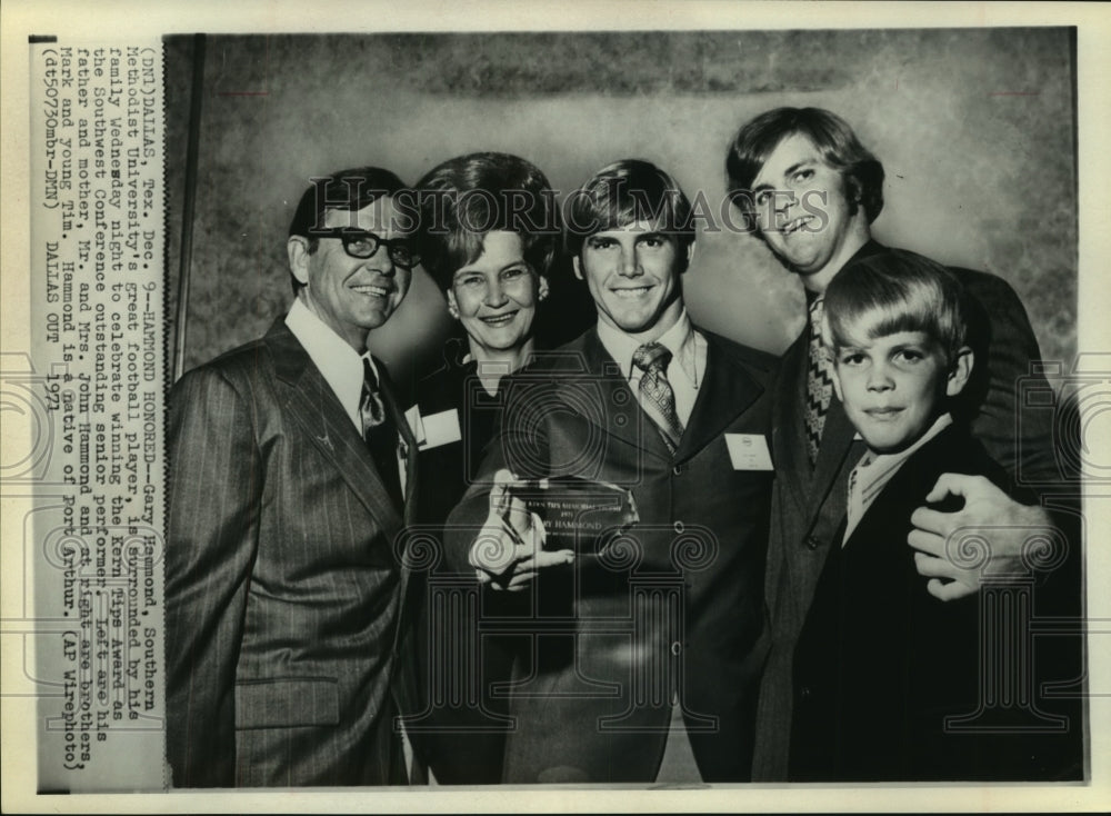 1971 Press Photo Southern Methodist&#39;s Gary Hammond honored; poses with family- Historic Images