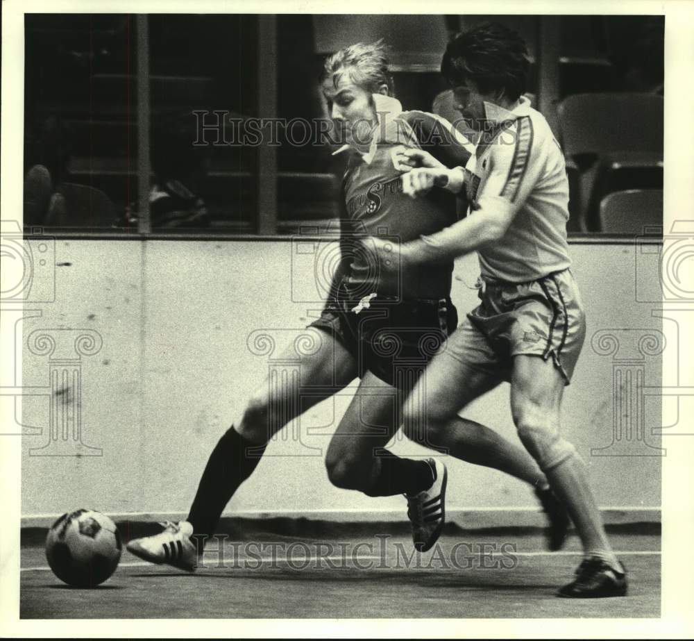 1980 Press Photo Houston&#39;s Kai Haaskivi fends off opponent in soccer game- Historic Images