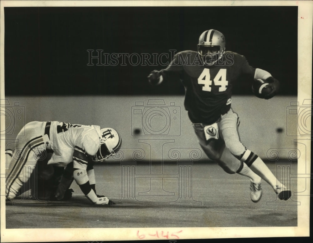 1979 Press Photo Rice University&#39;s running back Earl Cooper sprints around end.- Historic Images