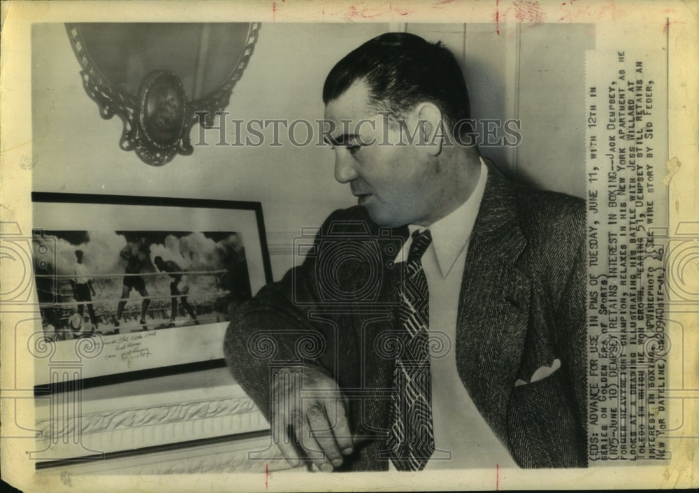 1946 Press Photo Former Heavyweight Champion Jack Dempsey relaxes at home in NY.- Historic Images