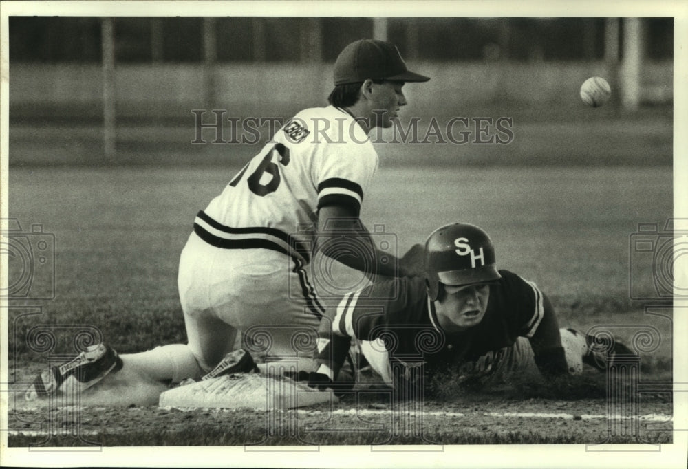 1988 Press Photo South Houston High School's Scotti Toler dives back into first.- Historic Images