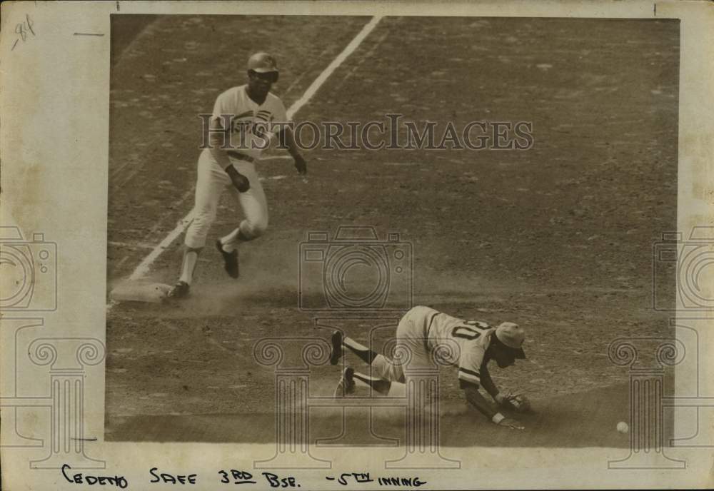 1971 Press Photo Cesar Cedeno safe at 3rd base in 5th inning of baseball game- Historic Images