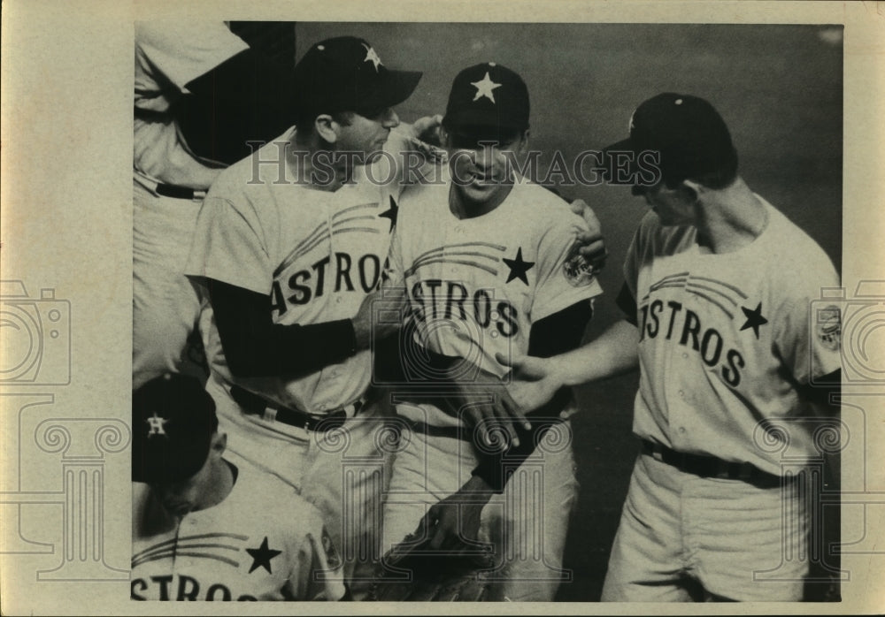 1968 Press Photo Houston Astros&#39; congratulate pitcher Mike Cuellar on victory.- Historic Images