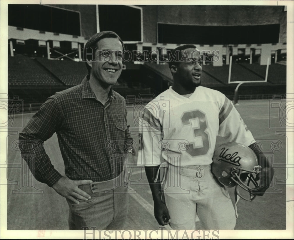 1981 Press Photo UCLA football coach Terry Donahue and Kevin Nelson at Astrodome- Historic Images