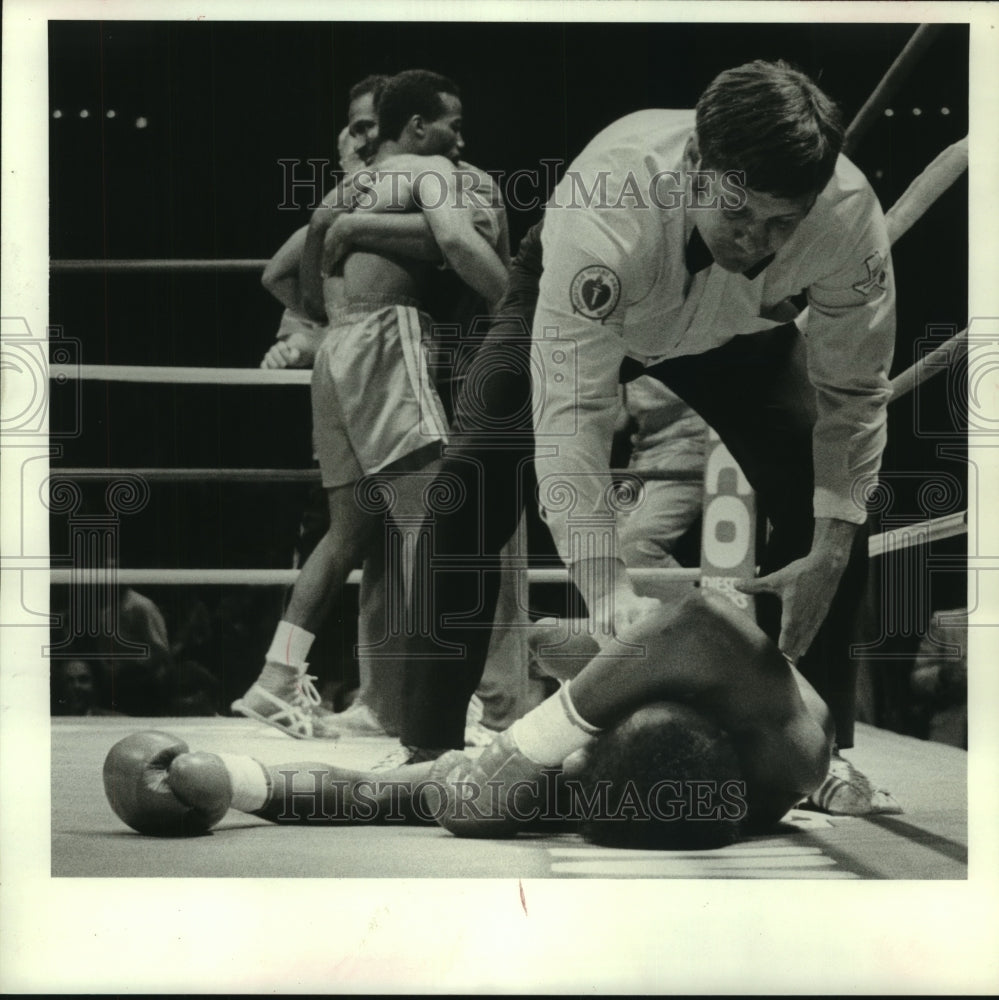 1984 Press Photo Referee mark Tessmand checks Dwayne Prim after knockout.- Historic Images