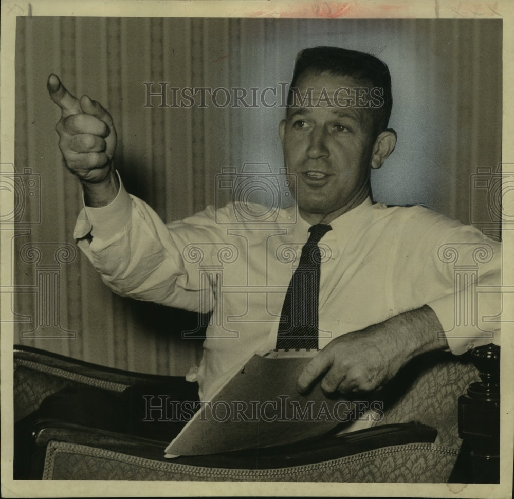 1943 Press Photo Brooklyn Dodgers football coach Pete Cawthon makes his point.- Historic Images