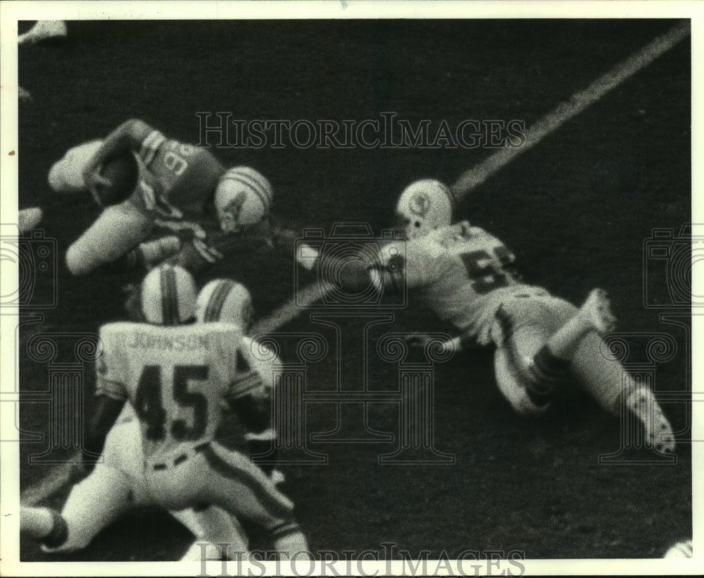 1977 Press Photo Houston Oilers&#39; running back Rob Carpenter grabbed by face mask- Historic Images