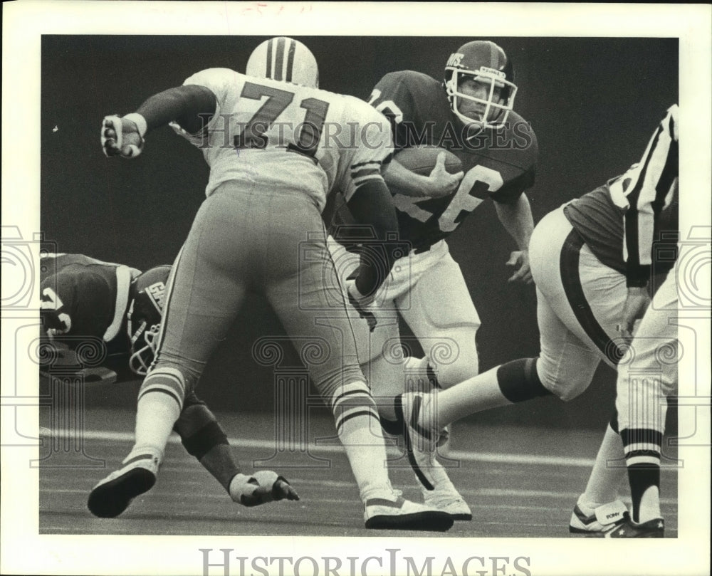 1982 Press Photo NY Giants running back Rob Carpenter runs against ex-teammates.- Historic Images