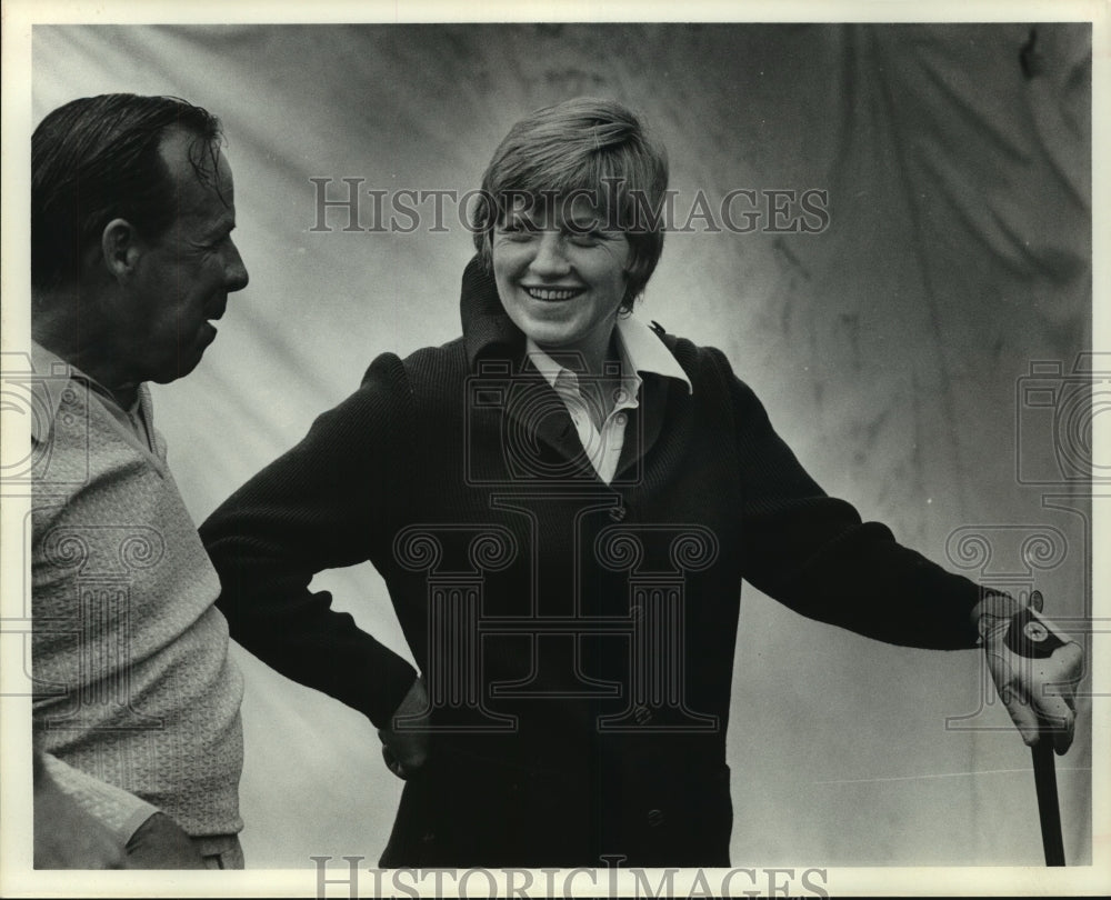 1975 Press Photo Pro Golfer Joanne Carner talks with gentleman at golf course.- Historic Images