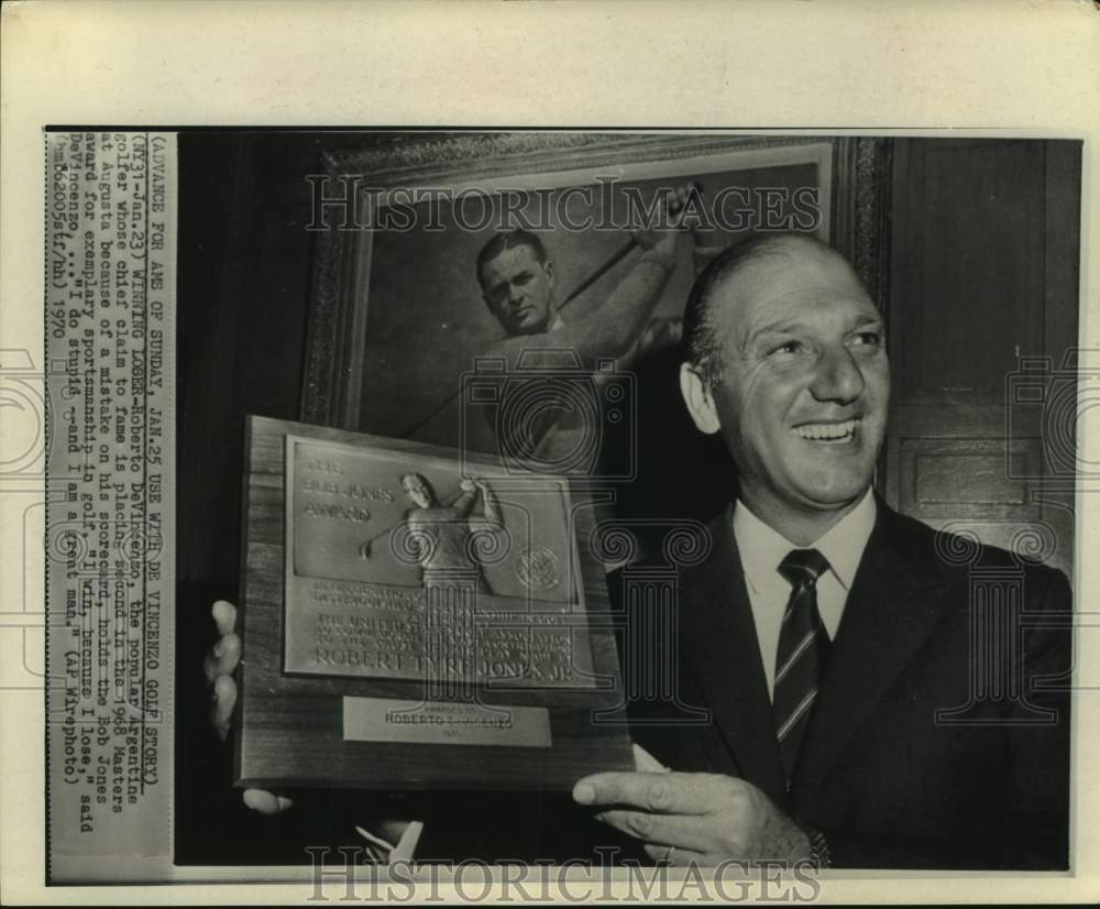 1970 Press Photo Golfer Robert DeVincenzo holds his Bob Jones Award - hcs07029- Historic Images