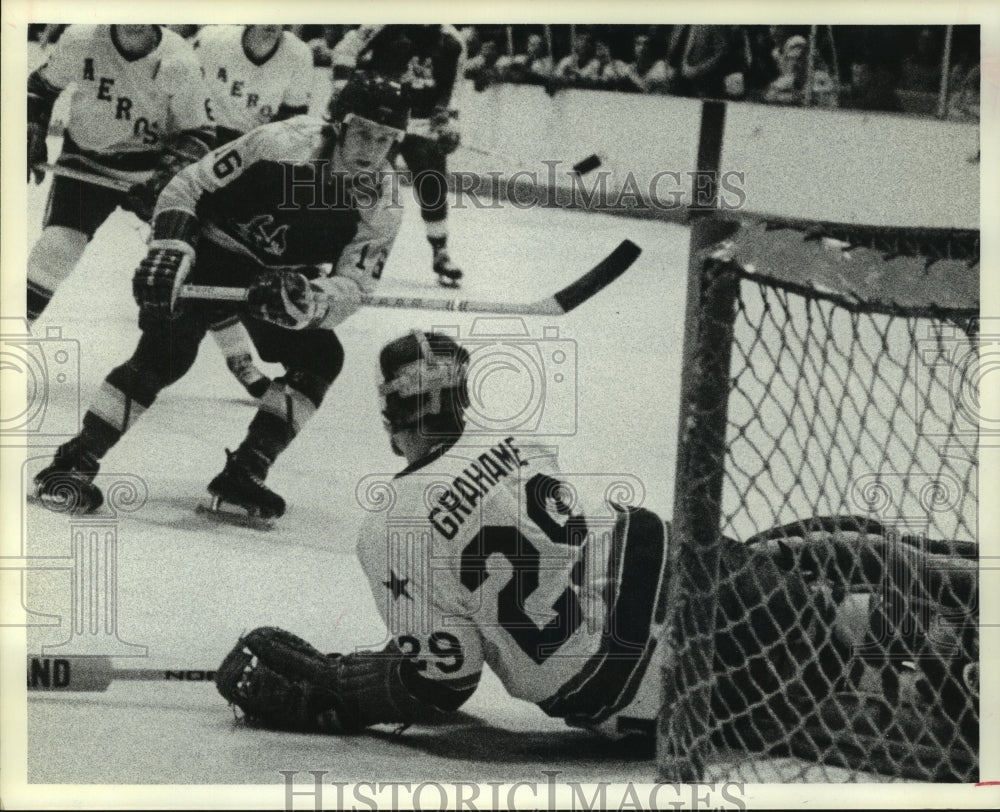 1975 Press Photo Houston Aeros&#39; goaltender Ron Grahame stops a shot on goal.- Historic Images