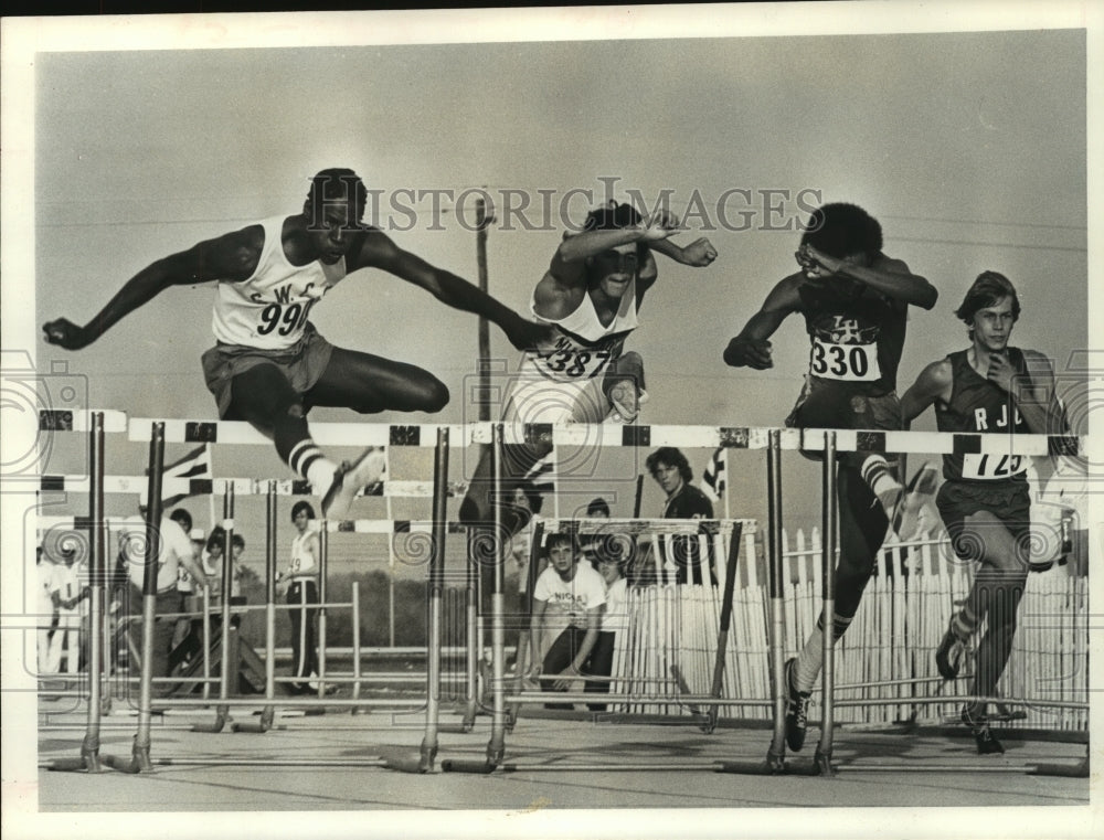 1978 Press Photo Southwestern Community College hurdler Eddie Harper in lead.- Historic Images