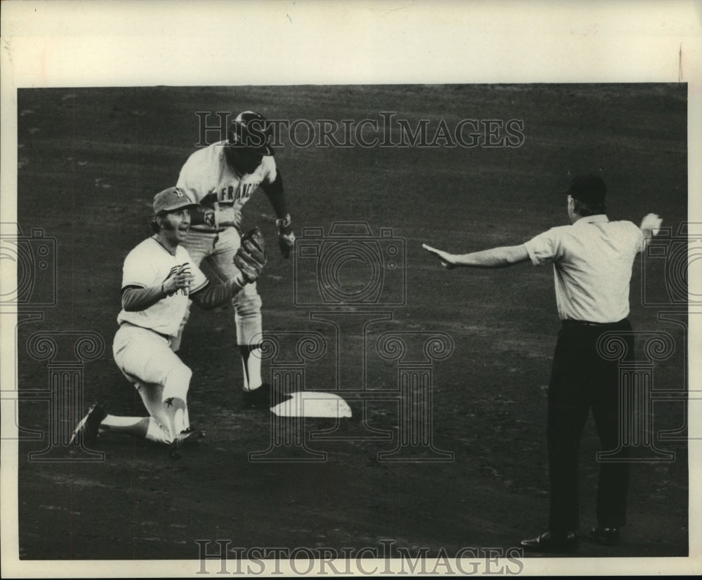 1972 Press Photo Houston Astros&#39; Tommy Helms shows baseball after missing tag.- Historic Images