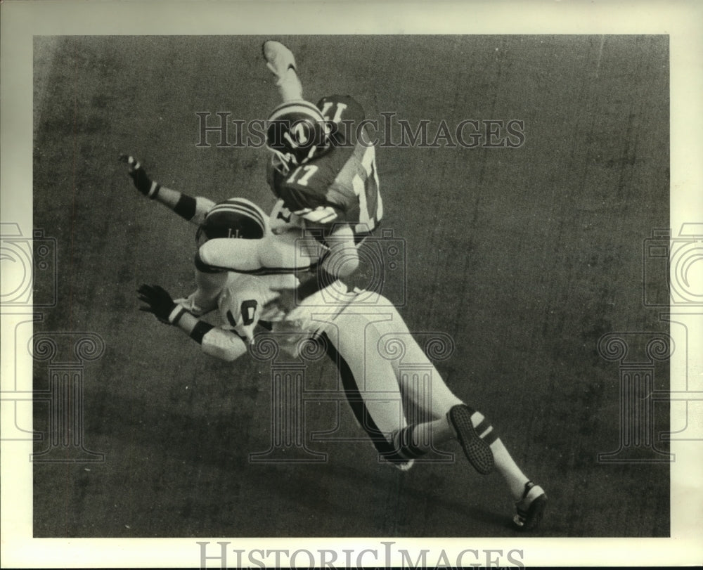 1977 Press Photo Rice&#39;s David Houser catches pass as Houston&#39;s Gerald Cook hits.- Historic Images