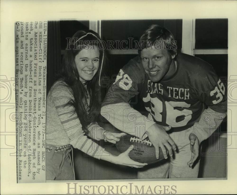 1972 Press Photo Cliff Hoskins of Texas Tech poses with Debbie Anderson, Lubbock- Historic Images