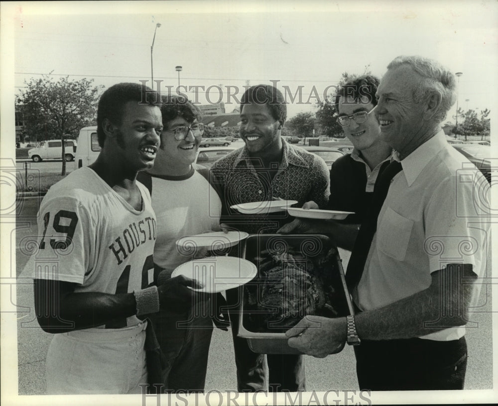 1977 Press Photo University of Houston football team captains in line for grub.- Historic Images