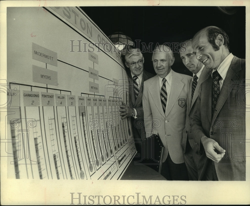 1972 Press Photo Managers of Houston Golf Association look at leader board.- Historic Images