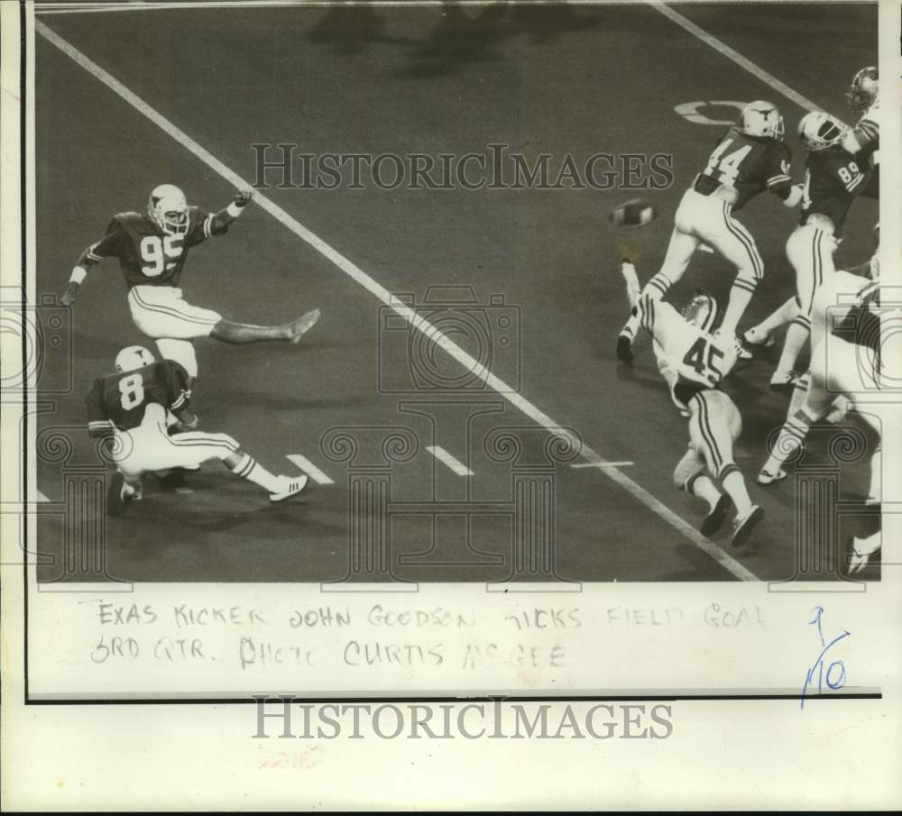 1978 Press Photo Texas kicker John Goodson kicks field goal in football game- Historic Images