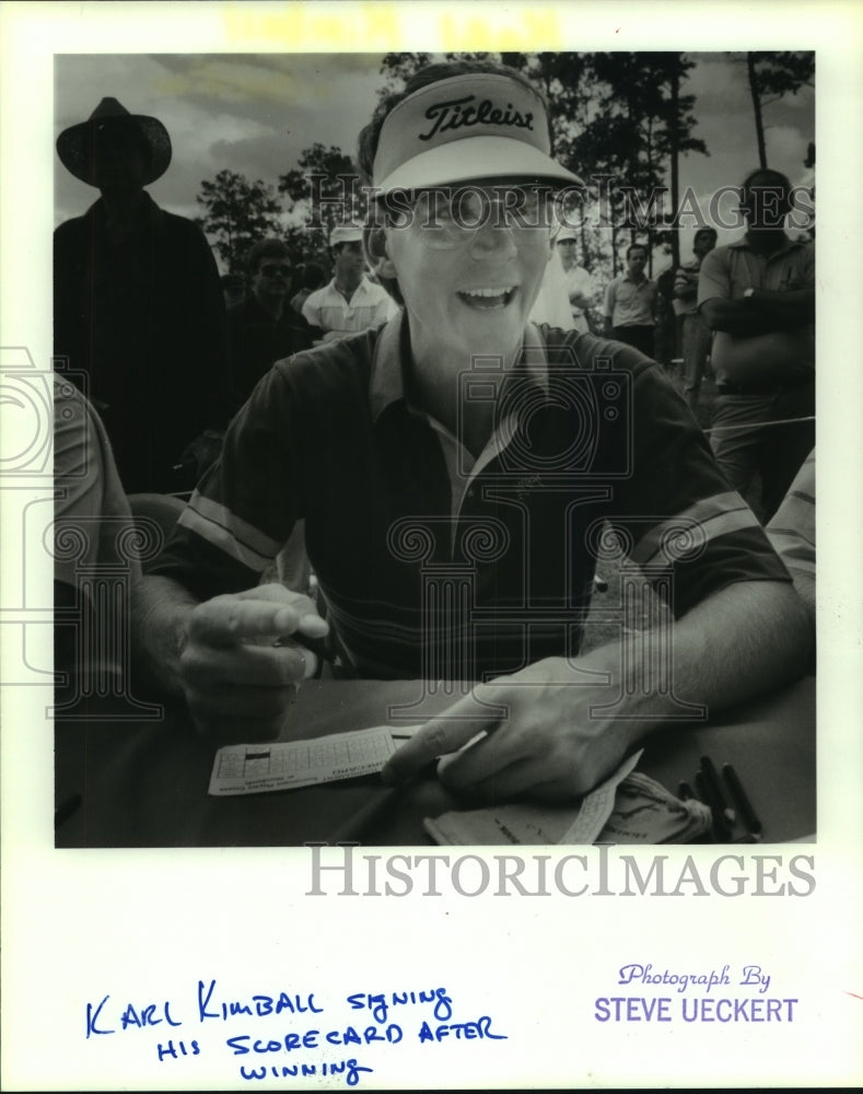 1988 Press Photo Golfer Karl Kimball signs scorecard after winning tournament.- Historic Images