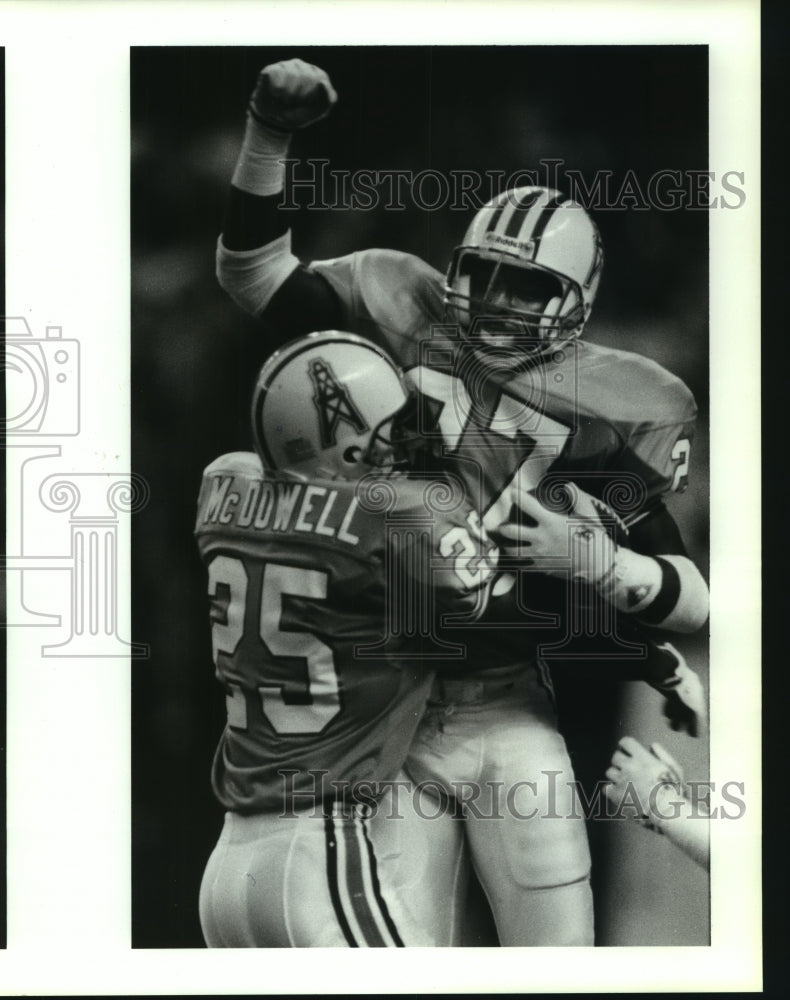 1990 Press Photo Houston Oilers&#39; Terry Kinard and Bubba McDowell celebrate TD.- Historic Images