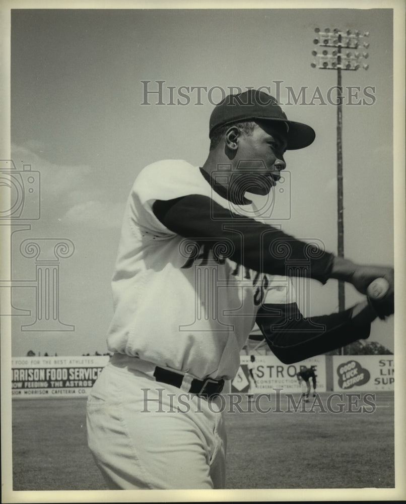 1968 Press Photo Houston Astros&#39; catcher Hal King practices his swing.- Historic Images