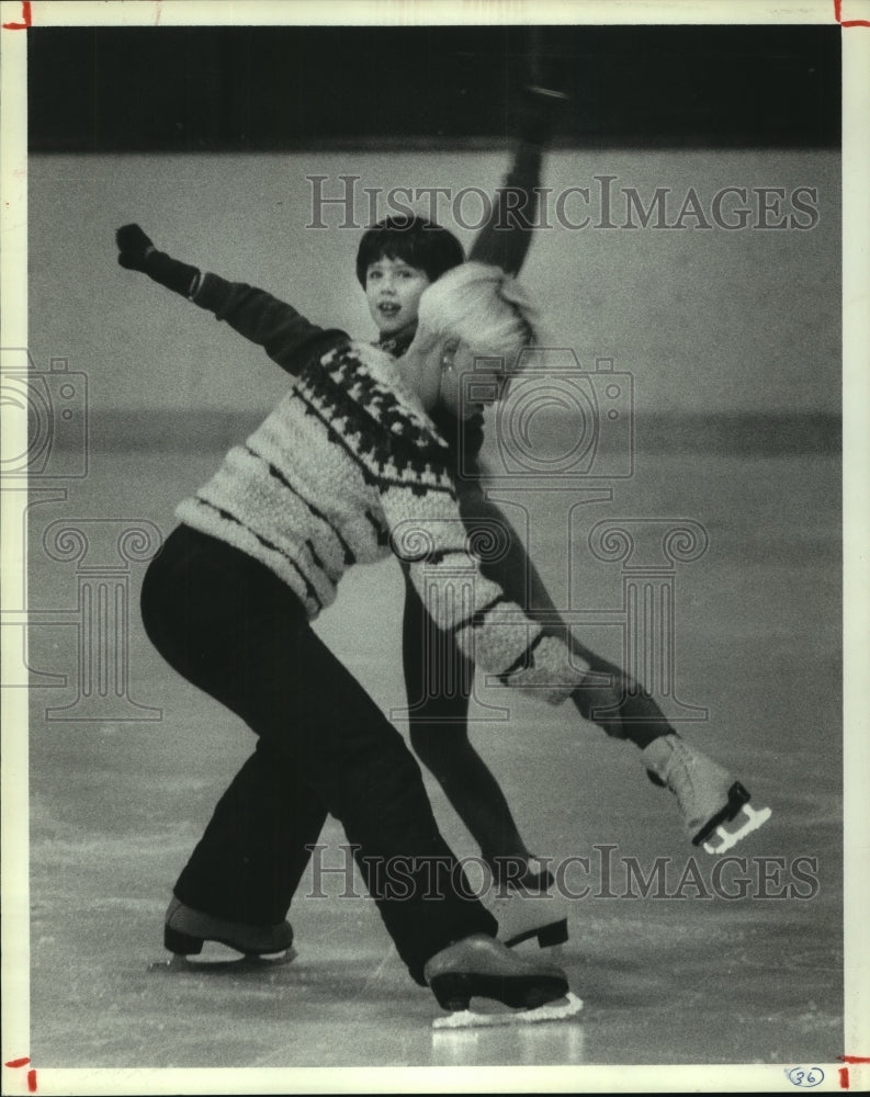 1985 Press Photo Ice skater Jennifer King gets instruction on leg position.- Historic Images