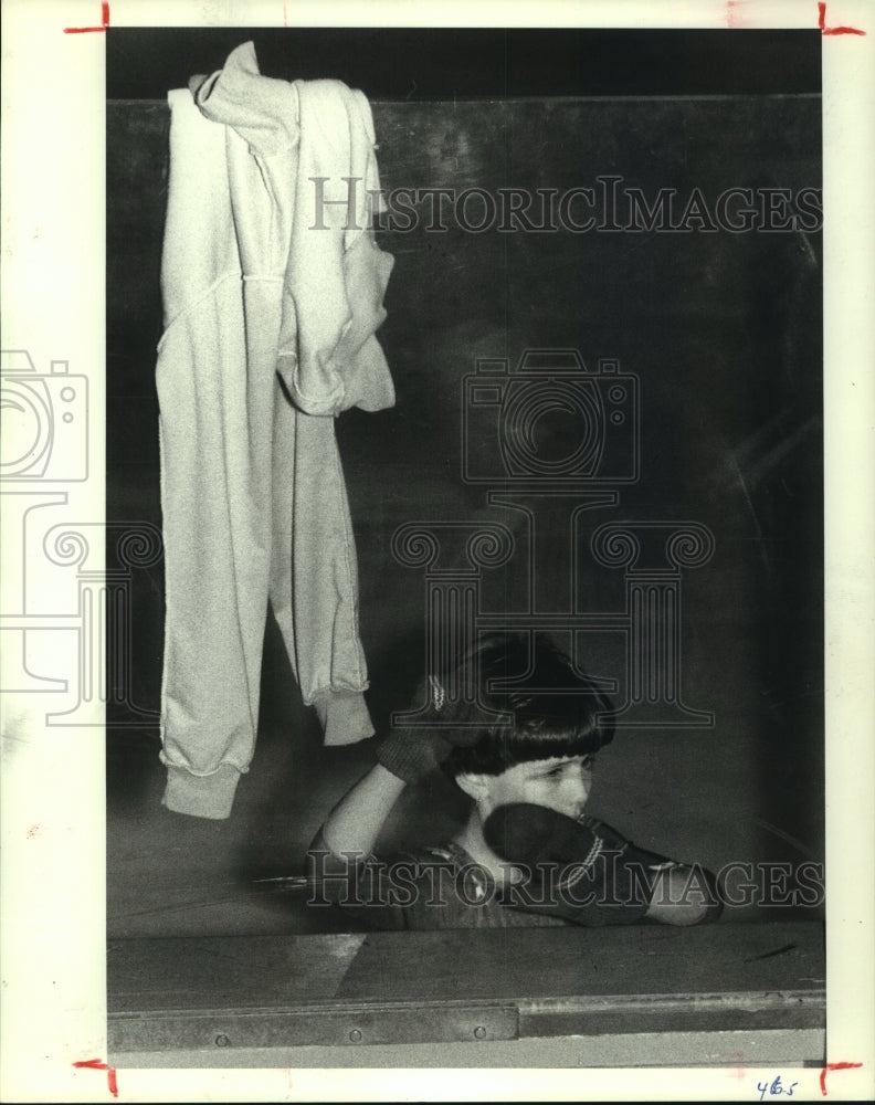 1985 Press Photo Ice Skater Jennifer King looks through glass onto the ice.- Historic Images