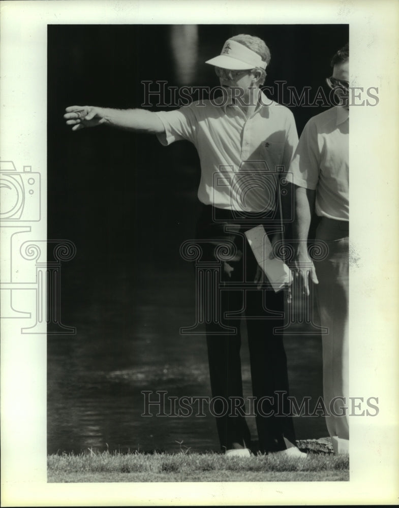 1986 Press Photo Pro golfer Tom Kite takes notes of lay of course at 17th hole.- Historic Images
