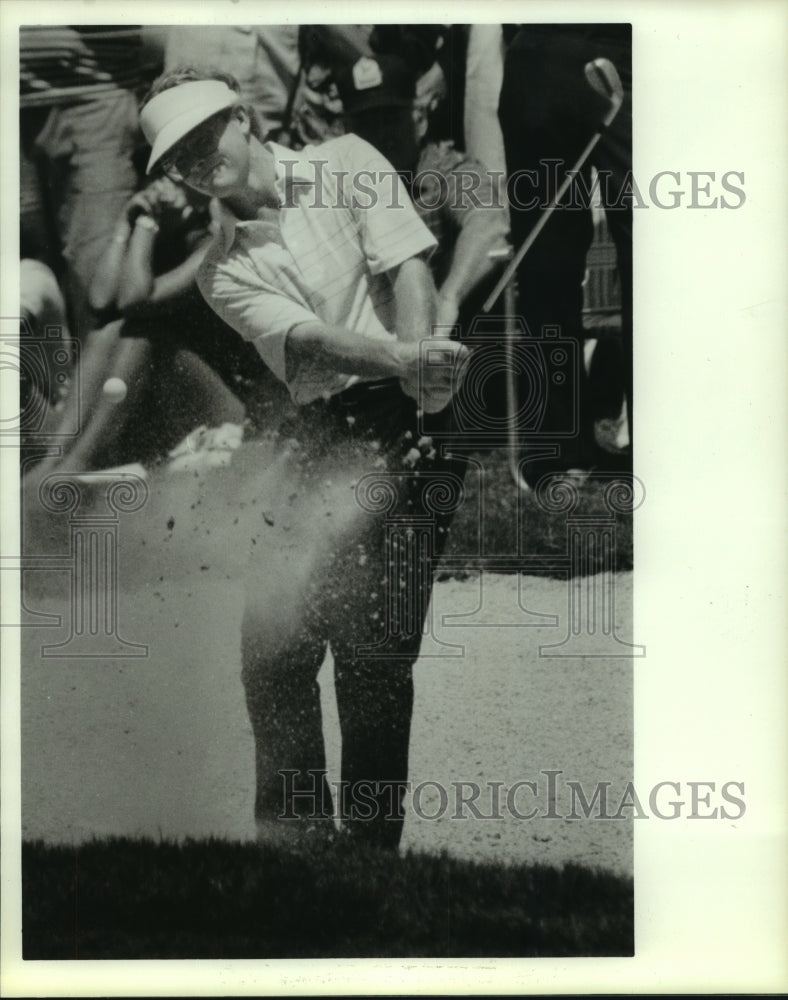 1988 Press Photo Pro golfer Tom Kite blasts a shot out of bunker on #16.- Historic Images