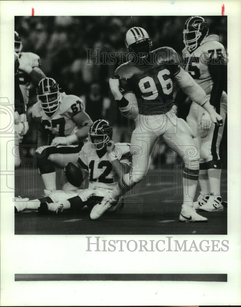 1990 Press Photo Houston Oilers&#39; Sean Jones reacts to a Jim Kelly sack- Historic Images