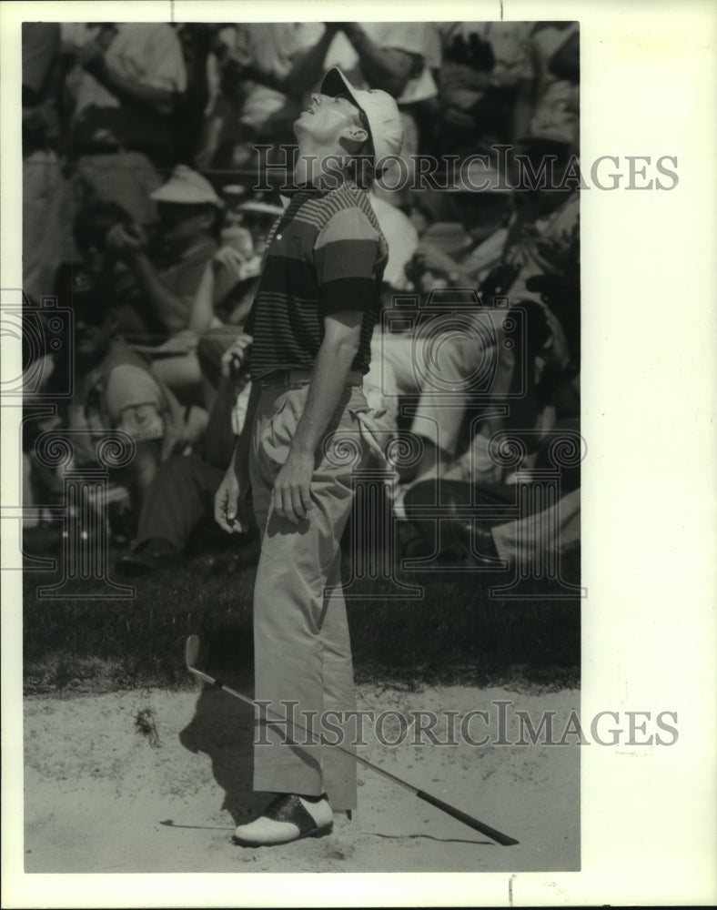 1989 Press Photo Pro golfer Brad Faxon drops club after errant shot from bunker.- Historic Images