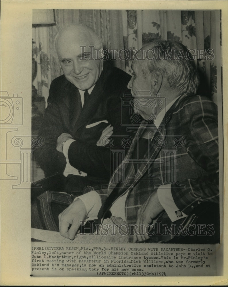 1974 Press Photo Oakland A&#39;s owner Charles Finley meets with John D. MacArthur- Historic Images