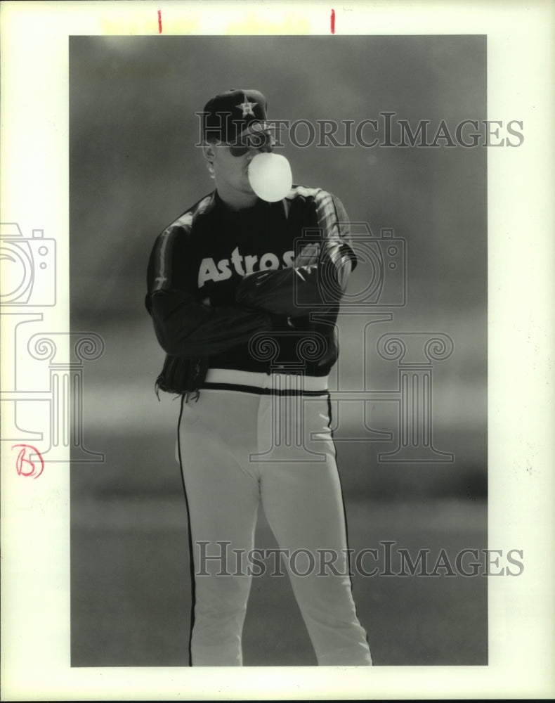 1988 Press Photo Houston Astros&#39; relief pitcher Charley Kerfield vs. bubble gum.- Historic Images