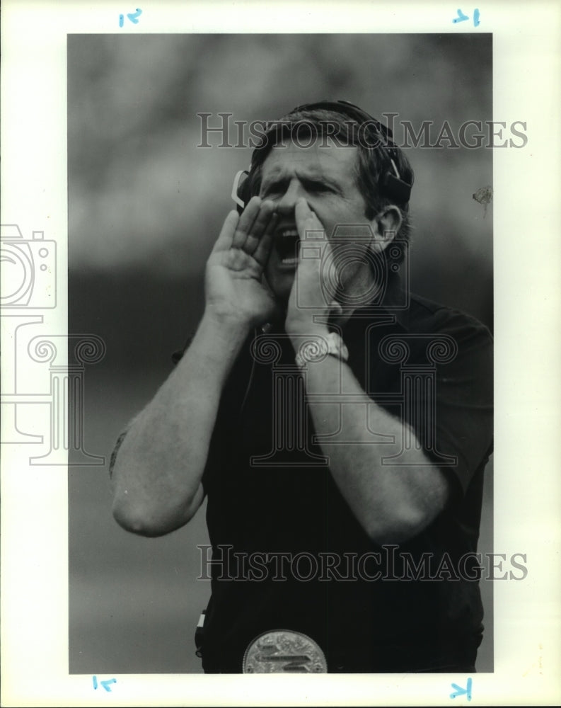 1990 Press Photo Atlanta Falcons&#39; coach Jerry Glanville call out the next play.- Historic Images