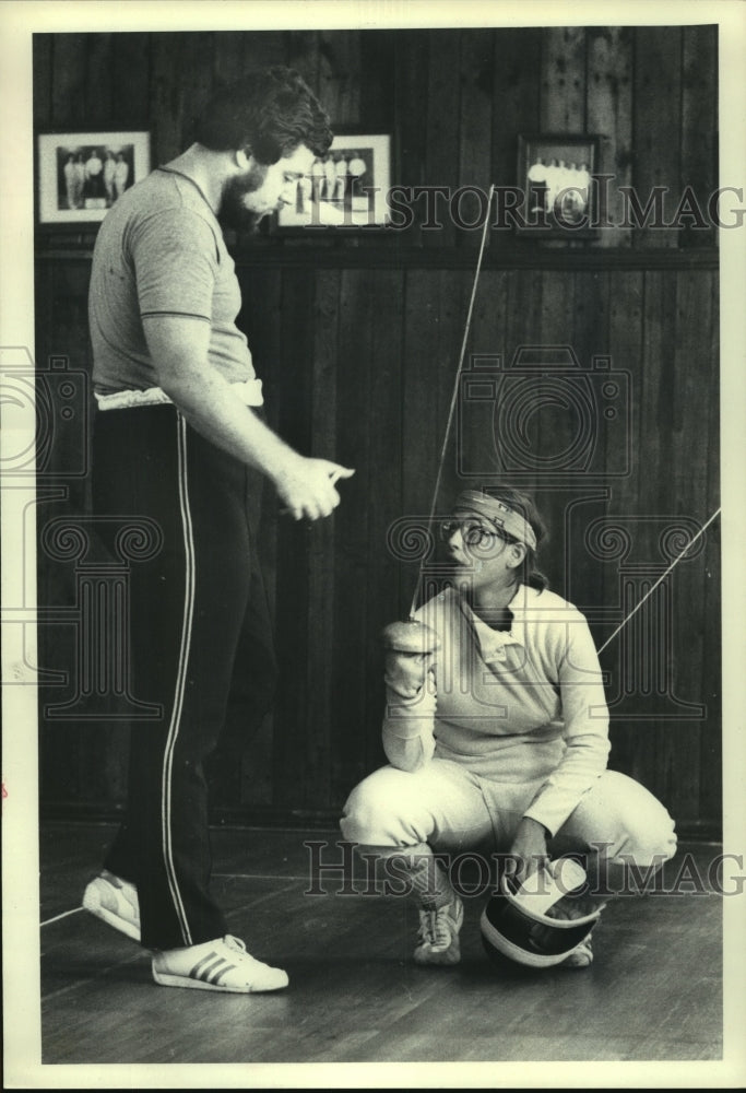 1979 Press Photo Tracy Yelton gets instruction from Ben Price at Fencing tourny- Historic Images