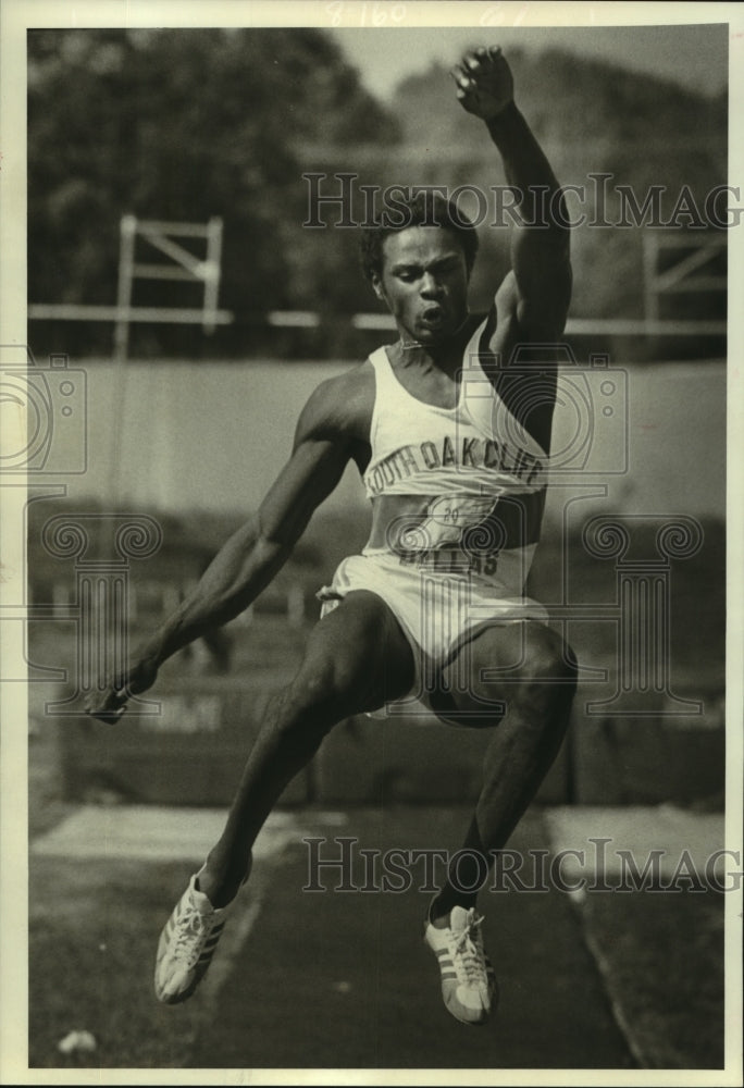 1983 Press Photo Long jumper Billy Ferrel, South Oak Cliff High of Dallas soars.- Historic Images