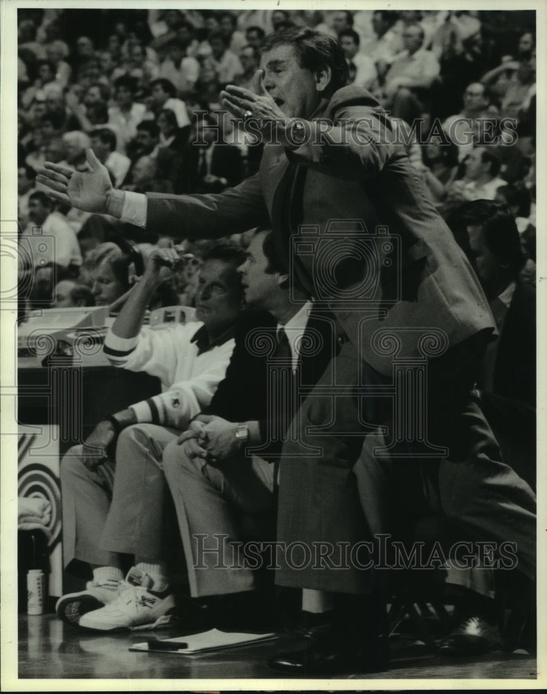 1988 Press Photo Houston Rockets&#39; coach Bill Fitch pleads his case to officials.- Historic Images