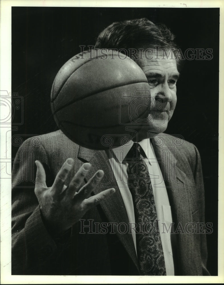 1989 Press Photo New York Nets&#39; coach Bill Fitch flips ball before game.- Historic Images