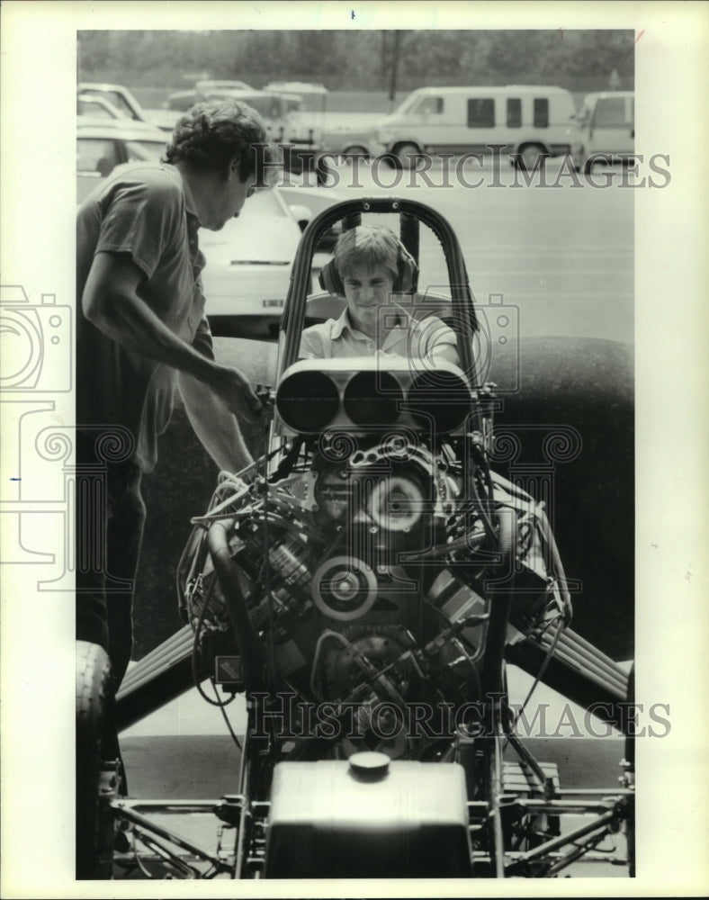 1986 Press Photo Donny Gay Jr. and mechanic Larry Osteen start engine of racer.- Historic Images