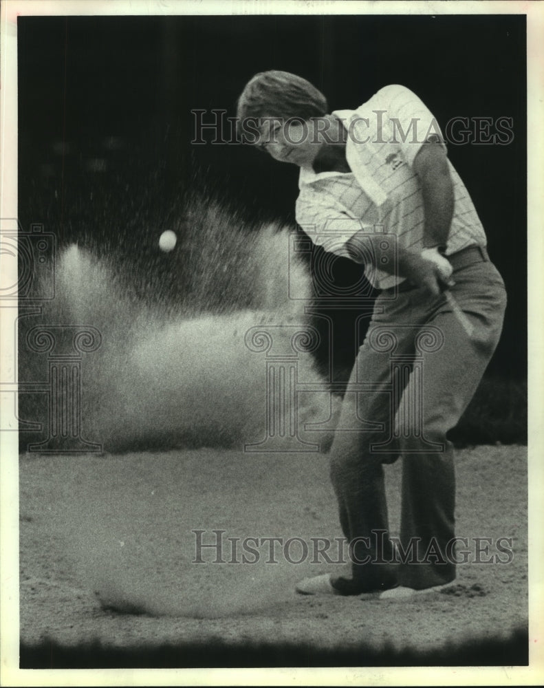 1981 Press Photo Houston Open leader Bob Gilder blasts shot out of bunker.- Historic Images