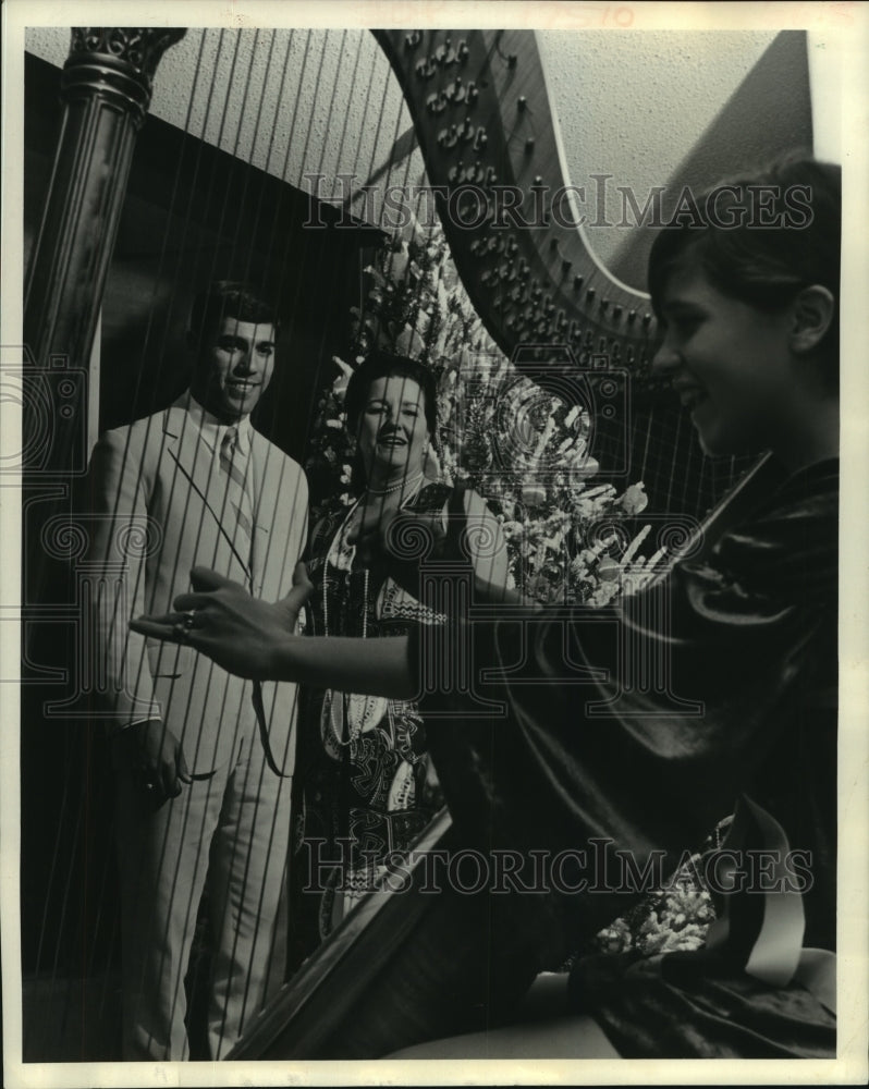 1969 Press Photo Ex-Texas star Chris Gilbert and Mrs. Margie Gershen- Historic Images