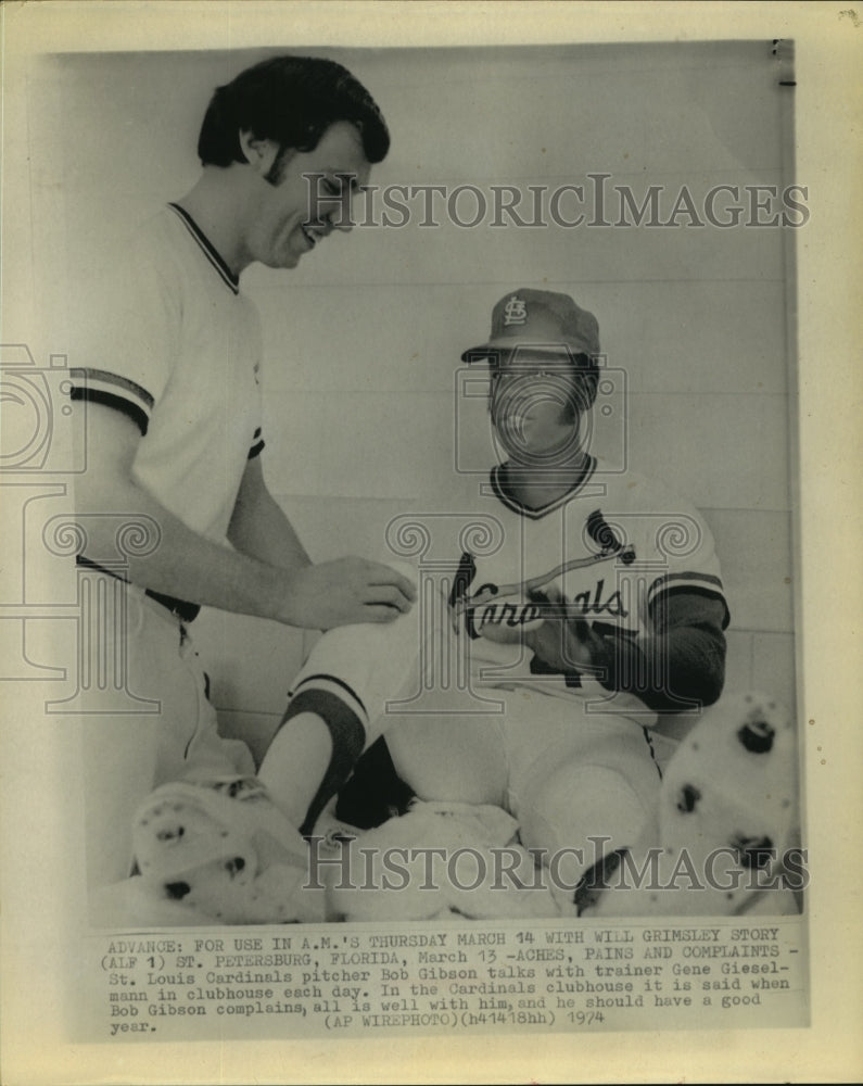 1974 Press Photo Cardinals&#39; pitcher Bob Gibson talks to trainer Gene Gieselmann.- Historic Images