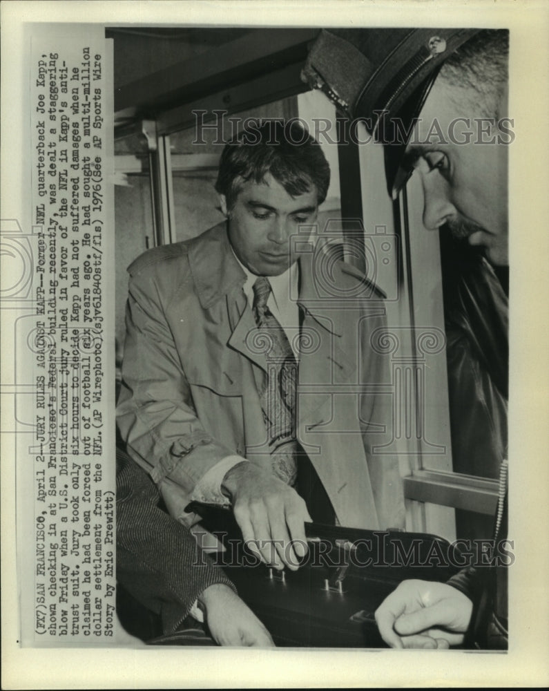 1976 Press Photo Former quarterback Joe Kapp at San Francisco federal building.- Historic Images