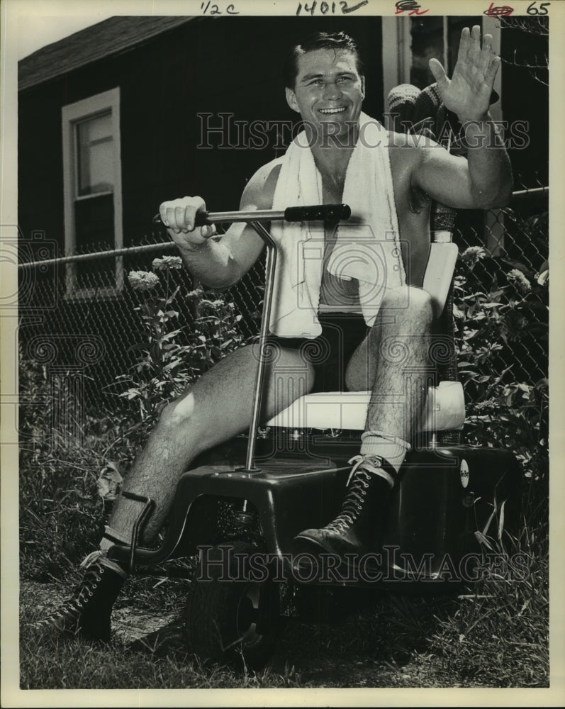 1969 Press Photo Former boxer Paul Jorgensen works out, on his golf game.- Historic Images